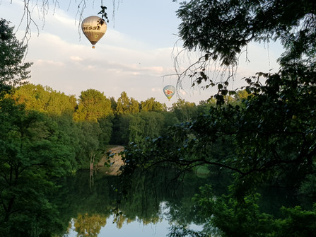 Heissluftballon über dem Heidestrandbad