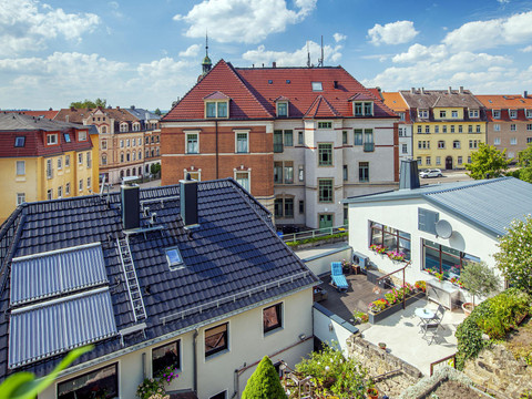 Blick vom Weinberg auf Haus und Dachterrasse