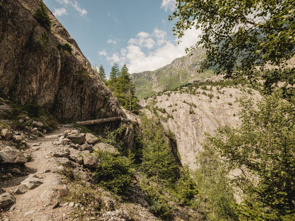 Aufstieg nach der Hängebrücke Richtung Riederfurka