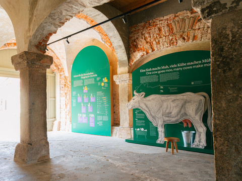 Innenansicht eines Gebäudes mit Ausstellungswänden über Kühe und Milchproduktion.Interior view of a building with exhibition walls about cows and milk production.Pohled do interiéru budovy s výstavními stěnami o kravách a produkci mléka.Widok wnętrza budynku ze ścianami wystawowymi na temat krów i produkcji mleka.Binnenaanzicht van een gebouw met tentoonstellingswanden over koeien en melkproductie.Vista interna di un edificio con pareti espositive sulle mucche e la produzione di latte.