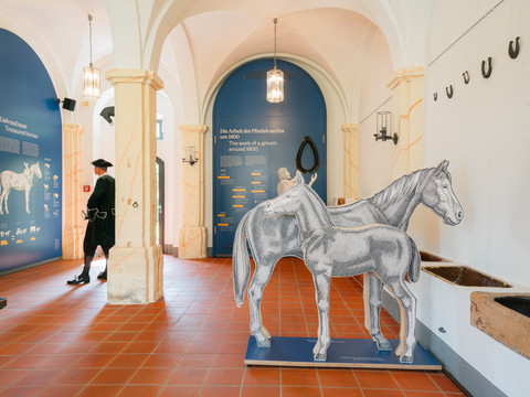 Neueroeffnung-Rammenau_c_Schloesserland-Sachsen-Alexander-Gentzel-1599.jpg Ausstellungsraum im Schloss Rammenau mit historischen Pferdedarstellungen und Besuchern.Exhibition room in Rammenau Castle with historical depictions of horses and visitors.Výstavní místnost na zámku Rammenau s historickými vyobrazeními koní a návštěvníků.Sala wystawowa w zamku Rammenau z historycznymi przedstawieniami koni i gości.Tentoonstellingsruimte in Kasteel Rammenau met historische afbeeldingen van paarden en bezoekers.Sala espositiva del castello di Rammenau con rappresentazioni storiche di cavalli e visitatori.