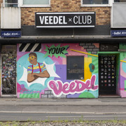 Veedel Club Der Veedel Club in Köln besticht durch seine lebendige Straßenkunst, farbenfrohe Graffitis und kreative Fassadengestaltung.The Veedel Club in Cologne impresses with its lively street art, colorful graffiti and creative façade design.