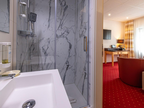 Blick ins Badzimmer eines Doppelzimmer Balkon