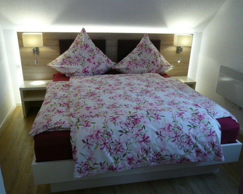 Schlafzimmer mit Doppelbett