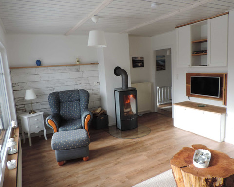 Entspannen Sie im gemütlichen Lesesessel am Ofenfeuer