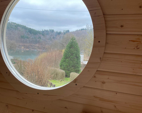 Genießen Sie den Blick auf den See beim saunieren