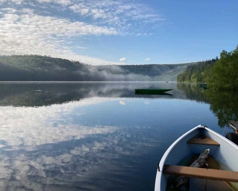 Stechen Sie mit dem hauseigenen Boot in See (solange der Wasserstand es erlaubt)