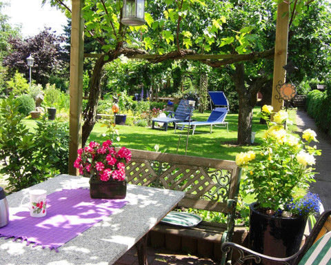 Blick in den Garten vom Eingangsbereich