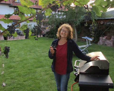 Der Garten bietet verschiedene Sitz-und Liegemöglichkeiten, Holzkohle- und Gasgrill