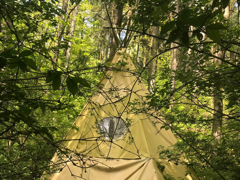 Tipi im Außenbereich des Wilden Auwaldhaus
