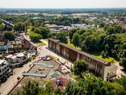 Sommerliche Stimmung am Gradierwerk Bad Rothenfelde, mit üppigem Grün, Spazierwegen und dem typischen salzhaltigen Mikroklima.Summery atmosphere at the Bad Rothenfelde graduation house, with lush greenery, walking paths and the typical salty microclimate.Zomerse sfeer in het gradeerhuis Bad Rothenfelde, met weelderig groen, wandelpaden en het typische zoute microklimaat.Sommerlig atmosfære ved Bad Rothenfelde gradueringshus med frodige grønne områder, vandrestier og det typiske salte mikroklima.