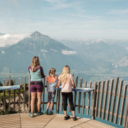 niederhorn-aussichtplattform-kinder-frau-thunersee-wolken.jpg