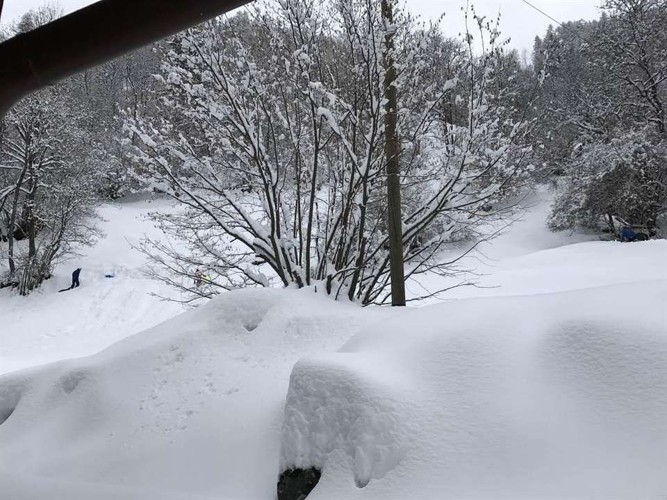 Winterhang hinter dem Haus