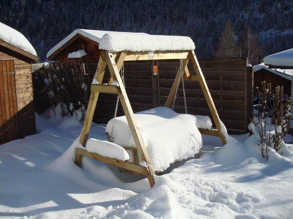 verschneite Schaukel