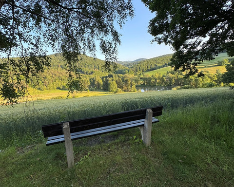 Sitzbank mit Aussicht zu Fischteichen auf dem Angstberg Rundweg
