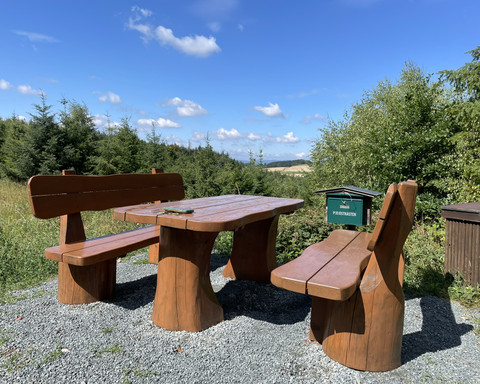 Bank mit P(r)ostkasten auf dem Estenbergrundweg 1