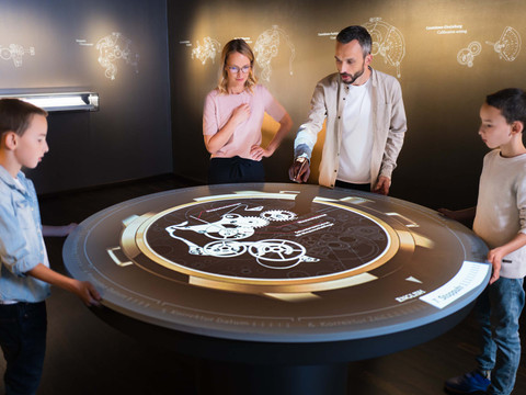 Interaktives Uhrenmodell im Uhrenmuseum Glashuette Familie betrachtet interaktives Display mit astronomischen Informationen im Uhrenmuseum.Family looks at interactive display with astronomical information in the clock museum.Rodina si prohlíží interaktivní displej s astronomickými informacemi v muzeu hodin.Rodzina ogląda interaktywny wyświetlacz z informacjami astronomicznymi w muzeum zegarów.Familie bekijkt interactieve display met astronomische informatie in het klokkenmuseum.Una famiglia osserva il display interattivo con informazioni astronomiche nel museo dell'orologio.