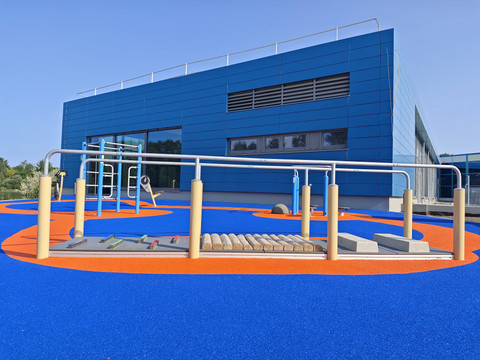 Blick auf den Fitnessparcours im Lausitzbad HoyerswerdaView of the fitness trail in the Lausitzbad HoyerswerdaPohled na fitness hřiště v Lužických horách HoyerswerdaWidok na pole fitness w ośrodku Lausitzbad HoyerswerdaUitzicht op de fitnessbaan in het Lausitzbad HoyerswerdaVista sul percorso fitness del Lausitzbad Hoyerswerda