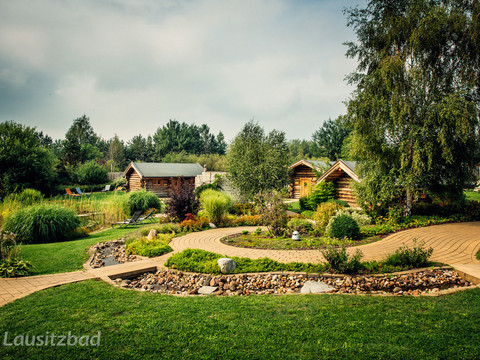 Das Saunadorf im Lausitzbad HoyerswerdaThe sauna village in the Lausitzbad HoyerswerdaSaunová vesnice v Lužických horách HoyerswerdaWioska saunowa w Łużyckiej Łaźni HoyerswerdaHet saunadorp in Lausitzbad HoyerswerdaIl villaggio delle saune nel Lausitzbad Hoyerswerda