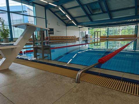 Das 25m-Becken im Lausitzbad HoyerswerdaThe 25m pool in the Lausitzbad Hoyerswerda25m bazén v Lužických horách HoyerswerdaBasen o długości 25 m w Lausitzbad HoyerswerdaHet 25m zwembad in het Lausitzbad HoyerswerdaLa piscina di 25 metri del Lausitzbad Hoyerswerda