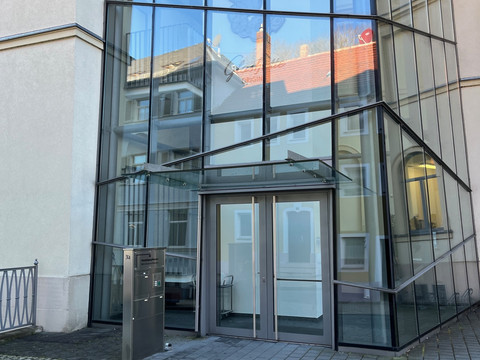 Stufenloser Seiteneingang.jpg Stufenloser SeiteneingangStepless side entranceBezstupňový boční vchodBezstopniowe wejście boczneTraploze zij-ingangIngresso laterale senza gradini