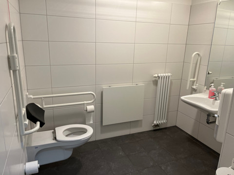 Rollstuhlfahrertoilette.jpg RollstuhlfahrertoiletteWheelchair accessible toiletBezbariérová toaletaToaleta dostępna dla wózków inwalidzkichRolstoeltoegankelijk toiletServizi igienici accessibili alle sedie a rotelle
