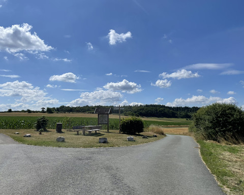 Rastplatz und Informationstafel auf dem Estenberg Rundweg 3
