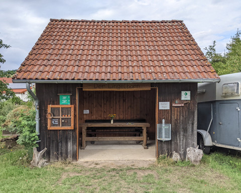 Rastplatz mit Bücherregal