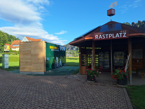 Bicycle box Kurort Rathen Fahrradbox mit 16 Stellplätzen neben dem Rastplatz in Kurort RathenBicycle box with 16 parking spaces next to the rest area in Kurort RathenBox na kola s 16 parkovacími místy vedle odpočívadla v Kurort Rathen