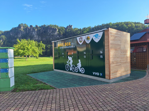 Bicycle garage Kurort Rathen Fahrradgarage am Aktivrastplatz in Kurort Rathen mit Blick auf die BasteiBicycle garage at the active rest area in Rathen with a view of the BasteiGaráž pro kola na aktivním odpočívadle v Rathenu s výhledem na BasteiFietsgarage bij de actieve rustplaats in Rathen met uitzicht op de Bastei
