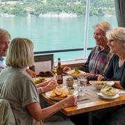 genusstour-brienzersee-2025-interlaken-Menschen-Essen-Schiff-Wasser-Gesselligkeit8.jpg