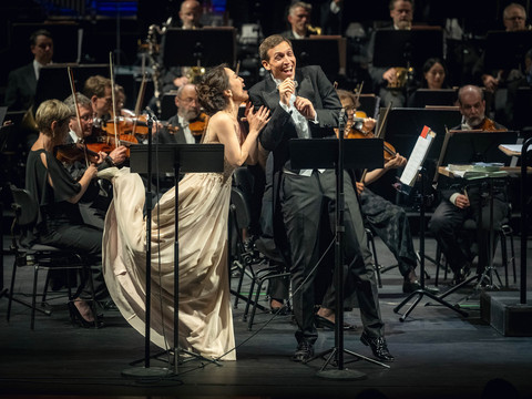 0022_Eröffnungskonzert_in_der_Oper_24-25 (C) Nasser Hashemi.jpg Sänger und Orchester musizieren lebhaft auf einer Opernbühne während eines Eröffnungskonzerts.Singers and orchestra make lively music on an opera stage during an opening concert.Zpěváci a orchestr živě muzicírují na operní scéně během zahajovacího koncertu.Śpiewacy i orkiestra tworzą żywą muzykę na scenie operowej podczas koncertu inauguracyjnego.Zangers en orkest maken levendige muziek op een operapodium tijdens een openingsconcert.Cantanti e orchestra fanno musica vivace sul palcoscenico dell'opera durante un concerto inaugurale.