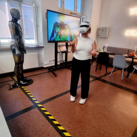 XR-Darstellung des Jonglierens der CeTI Eine Frau probiert die XR-Darstellung des Jonglierens der CeTIA woman tries out the XR representation of the CeTI juggling act