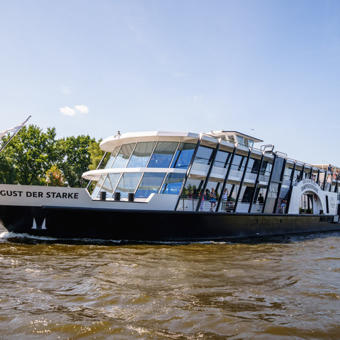 Motorschiff „August der Starke“ Motorschiff „August der Starke“ auf der ElbeMotor ship "Augustus the Strong" on the Elbe