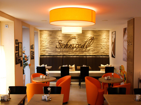 Der Gastraum des Café Schmiedl