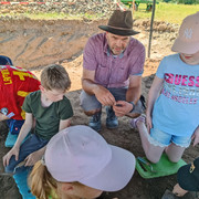 Archäologiepark_Grabung_Ralf_Kinder_WDR.jpg Ralf Mahytka mit Kindern bei der Grabung