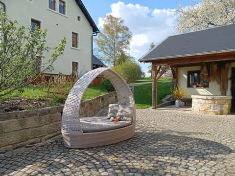 Sonnenbett auf dem Brunnenhof