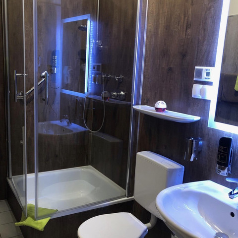 DA5D4577-7487-472D-B3FC-13EFCDA8A548_1_201_a