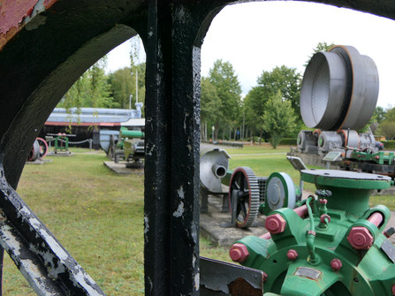 Deutsches Zementmuseum Blick durch ein Förderrad
