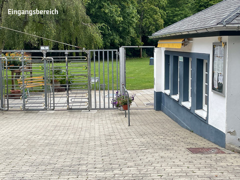 Entrance area Eingangsbereich mit Kassenhaus und TorEntrance area with ticket office and gateVstupní prostor s pokladnou a bránouEntree met kassa en poort