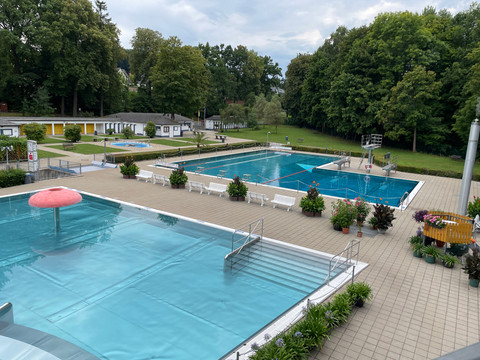 Schwimmbecken die Schwimmbecken im Bad