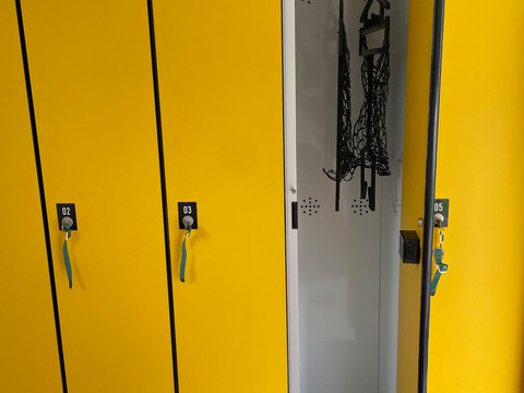 Kluisjes mehrere Spinde, einer ist geöffnet several lockers, one is openNěkolik skříněk, jedna je otevřenáVerschillende kluisjes, één is open