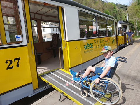 Kirnitzschtalbahn-barrier-free ein Rollstuhlfahrer fährt über eine Rampe in die KirnitzschtalbahnA wheelchair user enters the Kirnitzschtalbahn via a rampVozíčkář nastupuje na železnici Kirnitzschtalbahn po rampě.Een rolstoelgebruiker gebruikt een helling om de Kirnitzschtalbahn te betreden