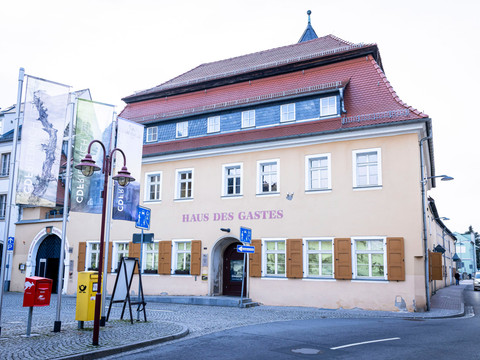 Haus des Gastes Das "Haus des Gastes", in dem die Ausstellung zu sehen ist. The "Haus des Gastes", where the exhibition can be seen."Haus des Gastes", kde je výstava k vidění.Het "Haus des Gastes", waar de tentoonstelling te zien is.