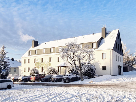 Hotel-Ansicht im Winter