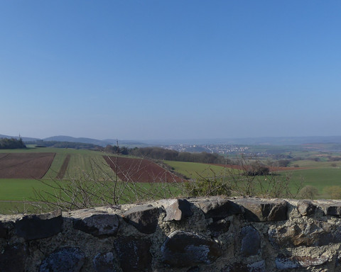 Blick von der Braunauer Warte in Richtung Bad Wildungen im Frühjahr