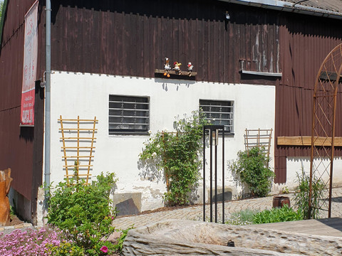 Brunnen mit alter Scheune