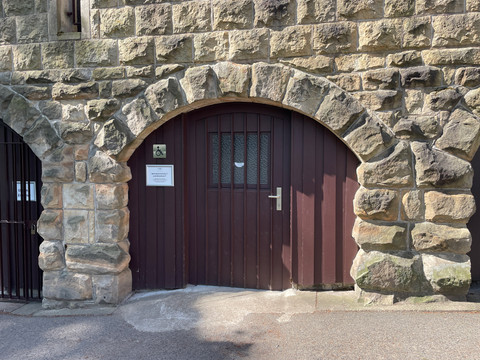 Tür Behinderten-WC Die Eingangstür des Behinderten-WCs. The entrance door to the disabled WC.Vstupní dveře na WC pro tělesně postižené.De toegangsdeur naar het invalidentoilet.