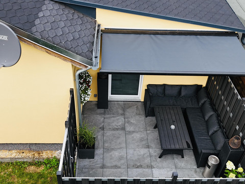 Elektrische Markiese über Terrasse