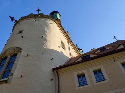 Schloss Kuckuckstein Blickwinkel auf das Schloss mit rundem Turm und blauem Himmel.